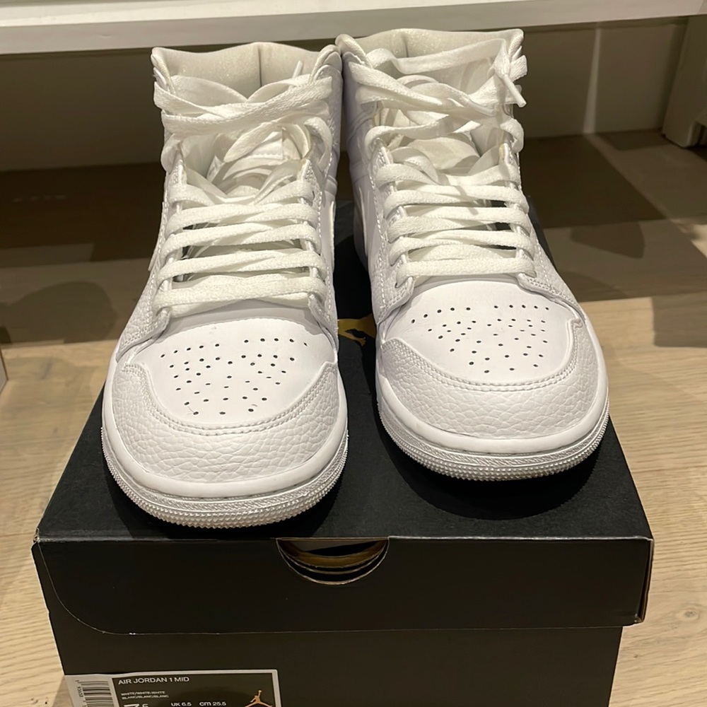 Air Jordan 1 mid. Women’s 9.